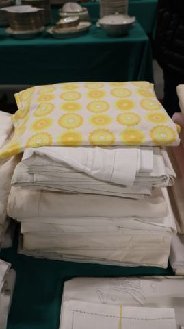 Lot comprenant 10 draps anciens et 4 draps modernes, à nettoyer