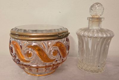 un bocal en verre et un autre bocal en verre posés l'un à côté de l'autre sur une table