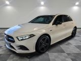 une Mercedes CLA blanche garée sur un sol à damier