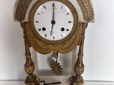 une horloge posée sur une table