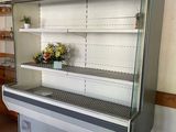 une photo d'une vitrine contenant des fleurs
