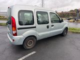une petite camionnette blanche garée dans un parking