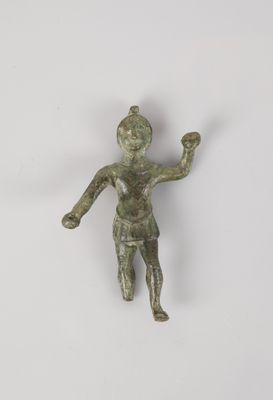 figurine en bronze représentant un homme tenant une balle dans une main et une raquette de tennis dans l'autre