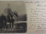 une vieille photo représentant un homme à cheval dans un champ