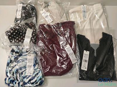 beaucoup de vêtements emballés dans des sacs en plastique