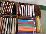 de nombreux cartons de livres posés sur le sol les uns à côté des autres