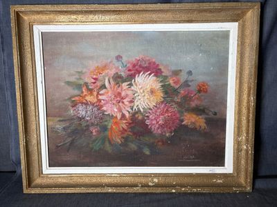 tableau représentant un bouquet de fleurs dans un cadre doré sur fond bleu