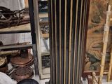 un grand vase posé par terre à côté d'une chaise