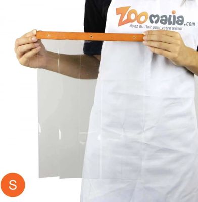 un homme qui tient un bout de papier dans ses mains