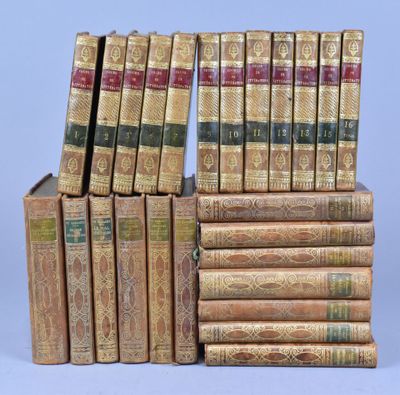 plusieurs vieux livres empilés sur une table