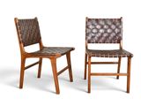 une paire de chaises en bois avec des assises tressées, sur fond blanc