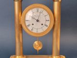 une horloge en or posée sur une table
