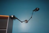 SUR DESIGNATION : Un bureau, une étagère et une lampe murale (photo 4)