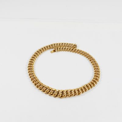 un bracelet en chaîne en or sur fond blanc