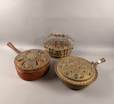 Deux chaufferettes en laiton repoussé.