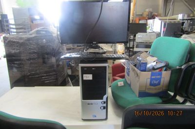 un ordinateur de bureau posé sur un bureau dans une pièce