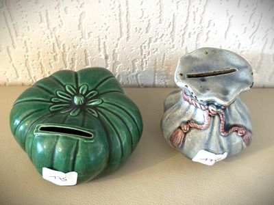 deux objets en céramique posés l'un à côté de l'autre sur une table