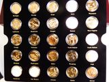 une photo d'un présentoir de pièces d'or et d'argent