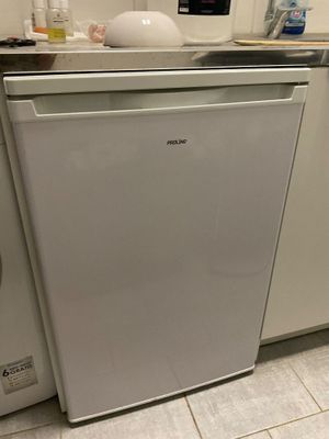 un lave-vaisselle blanc posé dans une cuisine à côté d'un autre lave-vaisselle