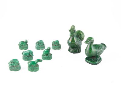 plusieurs figurines vertes représentant des oiseaux et un oiseau sur un fond blanc