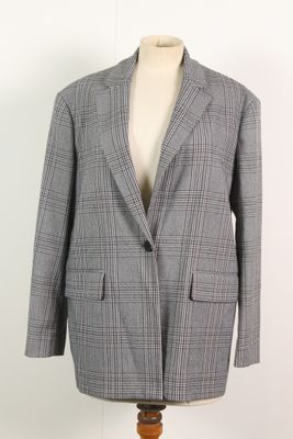 le costume est posé sur un mannequin et prêt à être enfilé