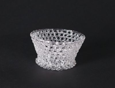 un gros plan d'un vase en verre transparent sur fond noir