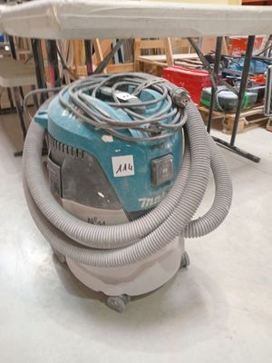 un aspirateur posé sur le sol d'une pièce