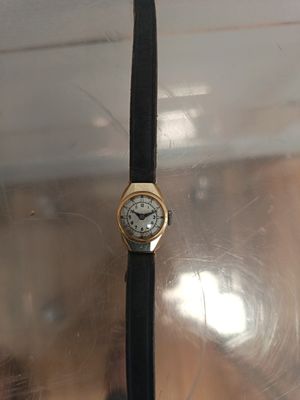 une montre posée sur un récipient en plastique