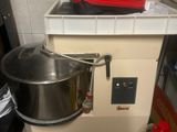 une machine posée sur un comptoir, à côté d'un sac de nourriture