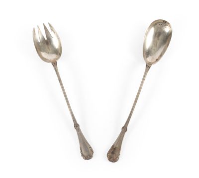 une paire de cuillères anciennes en argent sur fond blanc
