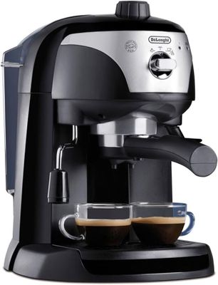 gros plan d'une cafetière sur fond blanc