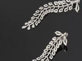 une paire de boucles d'oreilles en diamant sur fond noir