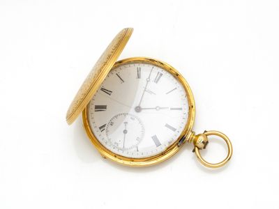 une montre de poche en or avec des chiffres romains