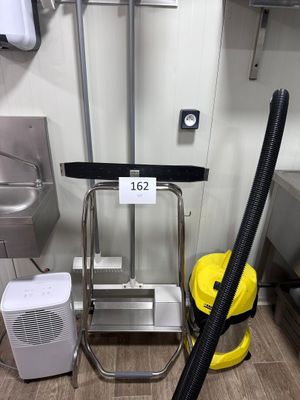 un aspirateur jaune posé par terre à côté d'une poubelle jaune