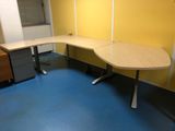 une photo d'un bureau d'angle dans un bureau
