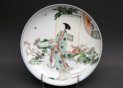 Plat en porcelaine à décor polychrome Wu Cai de dame de cour…