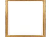 un cadre photo vide sur un mur blanc, avec un fond blanc