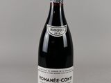 une bouteille de vin posée sur une table