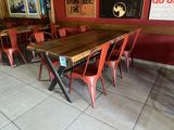 une table et des chaises dans un restaurant avec des affiches aux murs