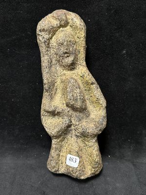 une statue en pierre représentant une femme tenant un bébé dans ses bras
