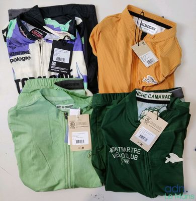 Plusieurs polos pour homme sont disposés sur une table