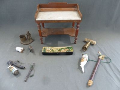 un grand nombre d'objets posés à même le sol