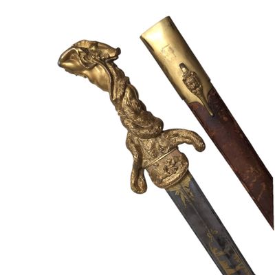 une image représentant une épée ornée d'une tête de lion