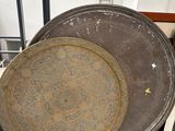 beaucoup de vieilles assiettes en métal posées sur une table