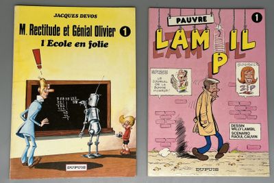 deux livres accrochés au mur de la pièce