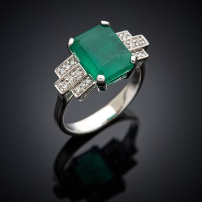 une bague en émeraude et diamant