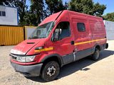une photo d'une camionnette rouge garée sur un parking