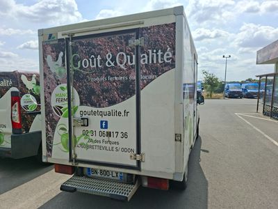 deux camions garés sur le bord de la route
