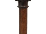 une image représentant un socle en bois surmonté d'une horloge