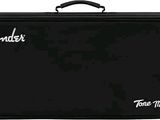 un étui à guitare noir portant l'inscription « Fender »